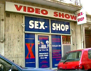 La cochonne se fait fourrer dans un sexshop