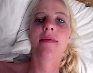 Elle est timide mais accepte de tourner un porno