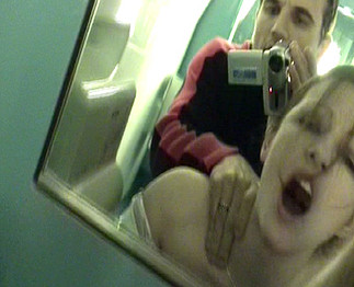 Emy se fait sauter dans les toilettes d'un train