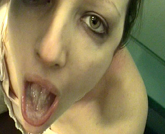 Emy se fait sauter dans les toilettes d'un train