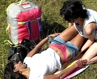 Parapentiste att&ecirc;rit &agrave; c&ocirc;t&eacute; de chaudes lesbiennes - Zlex.eu | Du sexe � volont�