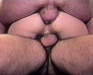 Minette blonde baisée en gang bang