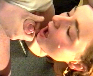 video porno :  Elle attend le bus et se fait prendre par 2 types