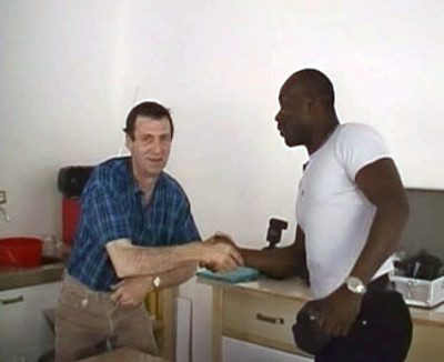 Mamie prend du plaisir avec un black devant son mari