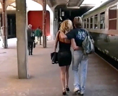 Une quadra blonde baisée dans un train