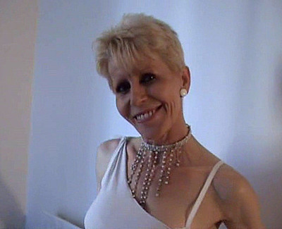 Cette blonde aux gros seins est le garage à bites de la cité