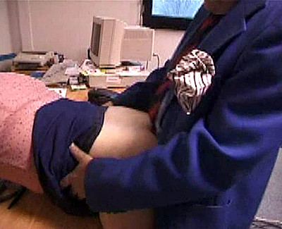 Elle visite son mari pour qu'il la baise au bureau