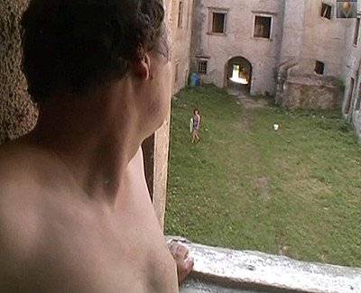 Le pervers abuse et sodomise une vieille rousse