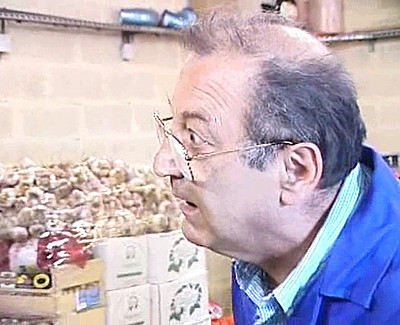 Le patron et deux collègues la fourrent dans la réserve